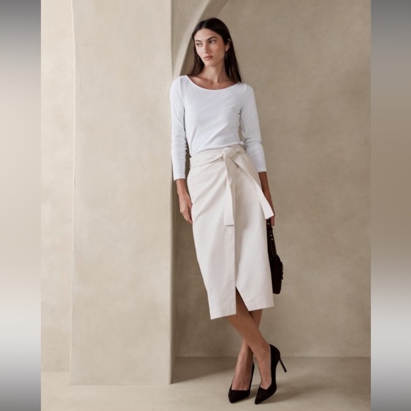 New! BANANA REPUBLIC Refined Scoop-Neck T-Shirt in Crisp White, Size Large - Picture 3 of 8